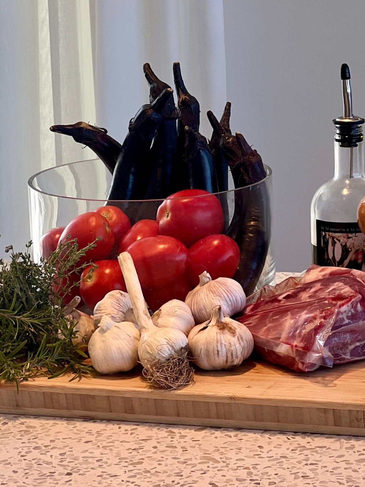Hébergement Îles de la Madeleine – Recette d'épaule d’agneau des Îles braisée à l’ail et aux herbes
